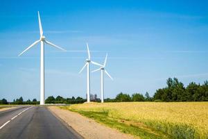 windmolens langs de weg tegen de blauwe lucht foto