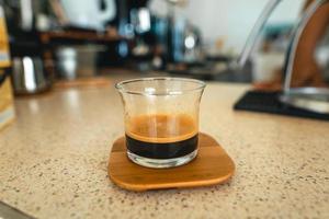 ecfresso koffie uit een persmachine in een mok foto