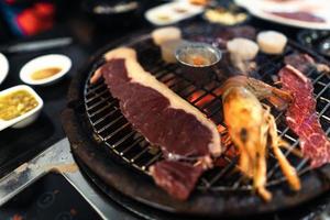 rundvlees en garnalen op de grill in het restaurant foto