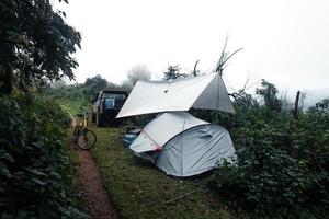 kamperen op een mistige regenachtige dag in het bos foto
