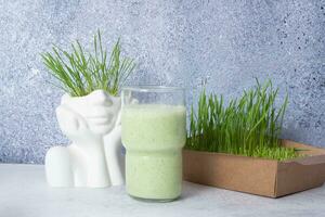 smoothie met microgroen en gekiemd microgroen tarwe spruiten. gezond voedsel concept foto