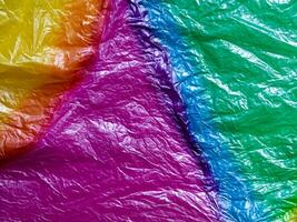 regenboog gekleurde verfrommeld plastic structuur voor achtergrond. foto