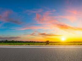 leeg asfalt weg en mooi lucht Bij zonsondergang, panoramisch visie. foto