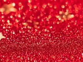rood Kerstmis schitteren achtergrond met sterren. feestelijk gloeiend wazig textuur. foto
