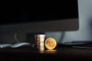 gouden bitcoins geplaatst op een houten bureau foto