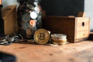 gouden bitcoins geplaatst op een houten bureau foto