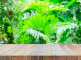 leeg houten tafelblad podium in tuin Open Woud, wazig groen planten achtergrond met ruimte. biologisch Product presenteert natuurlijk plaatsing voetstuk Scherm, voorjaar en zomer concept foto