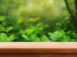 leeg houten tafelblad podium in tuin Open Woud, wazig groen planten achtergrond met ruimte. biologisch Product presenteert natuurlijk plaatsing voetstuk Scherm, voorjaar en zomer concept foto