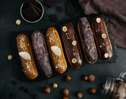 zoet chocola eclairs Aan zwart houten bord foto