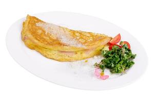 omelet met ham kers tomaten Aan bord foto