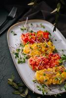 Italiaans bruschetta met geroosterd paprika's geit kaas foto