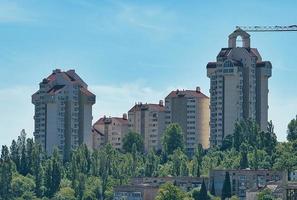 stadslandschap met uitzicht op de gebouwen van yalta foto