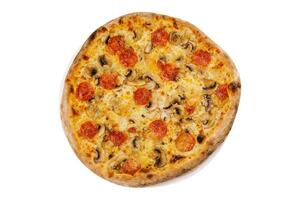 salami en champignons pizza geïsoleerd Aan wit achtergrond foto