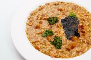 klassiek Italiaans veganistisch paddestoel risotto gemaakt met boomgaard rijst- foto