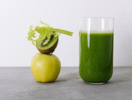 kiwi smoothie en kiwi met appel foto