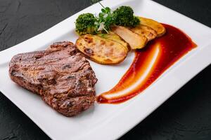 steak met gebakken aardappelen Aan bord foto