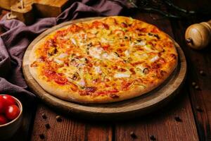heerlijk pizza met zeevruchten Aan houten staan foto