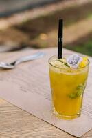 zomer gekoeld drankjes met vers sap Aan terras bar foto