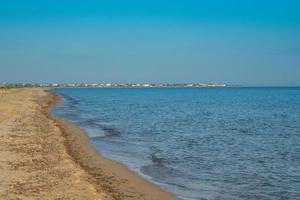 zeegezicht. zandstrand in de buurt van yevpatoria foto