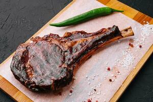 gegrild varkensvlees steak Aan houten bord foto