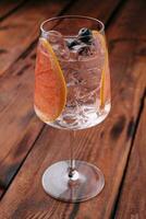 gin en tonic cocktail met grapefruit foto