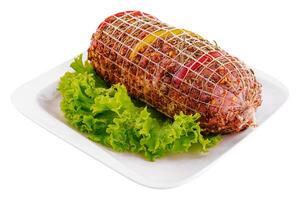 rauw varkensvlees vlees gerold met specerijen foto