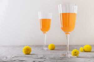mimosa alcohol cocktail met oranje sap en droog Champagne foto
