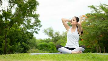 jong vrouw met buitenshuis activiteiten in de stad park, yoga is haar gekozen werkzaamheid. foto