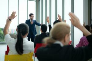 een groep van bedrijf mensen organiseert een seminarie. bespreken de succes van aan het doen bedrijf in een technologie gedreven tijdperk. foto