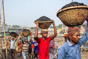 amen bazar, dhaka, bangladesh, 2018 - mannen en vrouwen die hard werken om geld te verdienen. foto