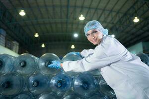 portret van een wetenschapper in de drinken water fabriek gebruik makend van een ladder, op zoek Bij de water tanks bovenstaand en onderzoeken foto