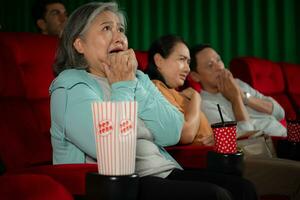 wanneer aan het kijken eng geest films in theaters, bioscoopbezoekers verschijnen doodsbang. foto