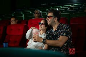 in een bioscoop, een jong paar paar- vervelend 3d bril horloges films en eet popcorn. foto