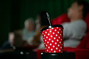 bioscoop concept. mensen aan het kijken film Bij bioscoop drinken water en aan het eten popcorn foto