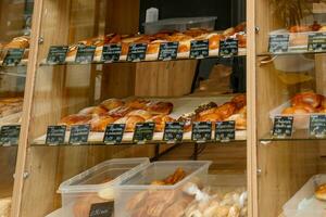 bakkerij vitrine met broodjes, kaastaarten, gebakjes, klein bedrijf foto