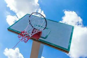 basketbalring op blauwe hemel foto