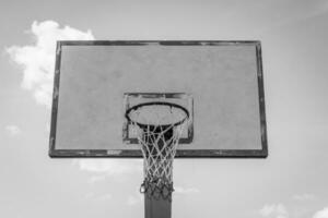 basketbalring op blauwe hemel foto