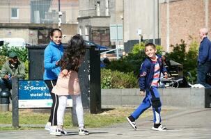 mensen zijn wandelen Bij hoofd boodschappen doen centrum van downtown stad centrum van luton stad, Engeland Super goed Brittannië uk. beeld gevangen genomen Aan juni 2e, 2023 foto