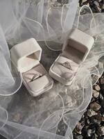 bruiloft accessoires. diamantverloving bruiloft ringen Aan wit doos. Valentijnsdag dag en bruiloft dag concept. liefde signaal foto