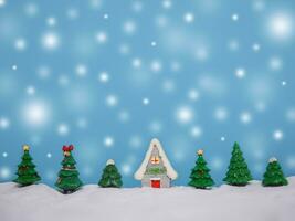 Kerstmis boom, miniatuur huis met glimmend licht voor Kerstmis en nieuw jaar vakantie achtergrond, winter seizoen, vallend sneeuw, kopiëren ruimte voor Kerstmis en nieuw jaar vakantie groet kaart. foto