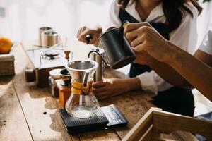 gelukkig jong volwassen paar maken ontbijt en drinken koffie samen in knus huis keuken in ochtend- Bij huis. voorbereidingen treffen maaltijd en lachend. levensstijl, vrije tijd en liefde concept. foto