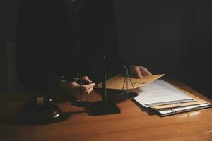 zaken en advocaten bespreken contractpapieren met koperen schaal op bureau in kantoor. wet, juridische diensten, advies, rechtvaardigheid en wet concept foto met film grain effect