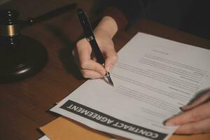 zaken en advocaten bespreken contractpapieren met koperen schaal op bureau in kantoor. wet, juridische diensten, advies, rechtvaardigheid en wet concept foto met film grain effect