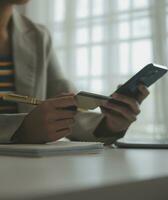 close-up vrouw hand met creditcard en smartphone laptop voor het kopen van online winkelen foto