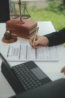 zaken en advocaten bespreken contractpapieren met koperen schaal op bureau in kantoor. wet, juridische diensten, advies, rechtvaardigheid en wet concept foto met film grain effect