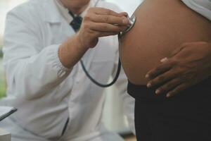 vrouw dokter is controle zwanger vrouw met stethoscoop. concept zorgzaam voor zwanger vrouw foto