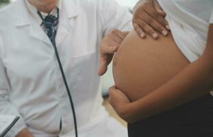 vrouw dokter is controle zwanger vrouw met stethoscoop. concept zorgzaam voor zwanger vrouw foto