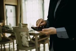 volwassen zakenman gebruik makend van een digitaal tablet naar bespreken informatie met een jonger collega in een modern bedrijf lounge foto