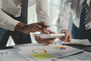 financieel bedrijf vrouw analyseren de diagram van de van het bedrijf prestatie naar creëren winsten en groei, markt Onderzoek rapporten en inkomen statistieken, gegevens,rapport,financieel en accounting concept. foto