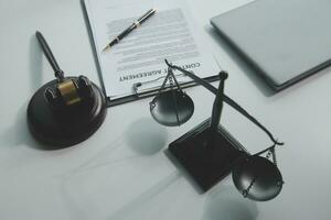 zaken en advocaten bespreken contractpapieren met koperen schaal op bureau in kantoor. wet, juridische diensten, advies, rechtvaardigheid en wet concept foto met film grain effect